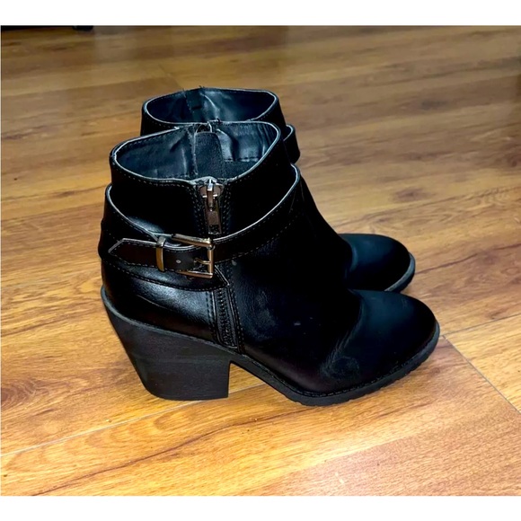 Charlotte Russe Black Miley Faux Leather Heeled Ankle Boots Size 7M Barely Worn - Picture 1 of 7
